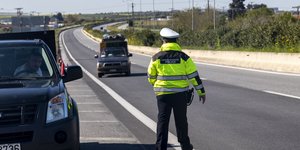 Αστυνομικός κάνει ελέγχους σε αυτοκίνητα