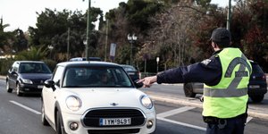 Αστυνομικός σταματά όχημα για έλεγχο