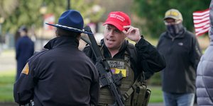 Οπαδός Τραμπ μιλάει με αστυνομικό