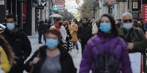 Κόσμος στην οδό Ερμού