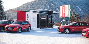 Το Audi e-tron φορτίζει χωρίς τον κίνδυνο blackout στο δίκτυο