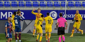 Ο Ντε Γιονγκ πανηγυρίζει με τους συμπαίκτες του γκολ απέναντι στην Ουέσκα