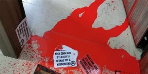 Επίθεση με μπογιές και τρικάκια