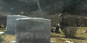 Η viral φωτογραφία με τον ένστολο άνδρα στον τάφο του Μπο Μπάιντεν