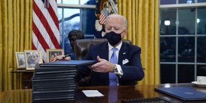 Τζο Μπάιντεν με ντοσιε