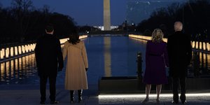 Τζο Μπάιντεν και Καμάλα Χάρις με τους συζύγους τους, αποτίουν φόρο τιμής στα θύματα του κορωνοϊού