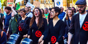 Το κίνημα BirthStrike στους δρόμους -Αριστερά η ιδρύτριά του