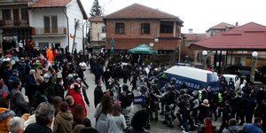 Καρναβαλιστές στους δρόμους παρά τα μέτρα για τον κορωνοϊό