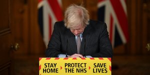 Ο Μπόρις Τζόνσον σκυφτός