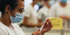 Νοσοκόμα στη Βραζιλία με σύριγγα του εμβολίου