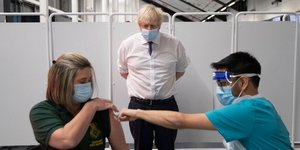 Γυναίκα στη Βρετανία κάνει το εμβόλιο ενάντια στον κορωνοϊό