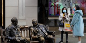 Πολίτες με μάσκα για τον κορωνοϊό στη Βρετανία