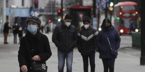 Κόσμος με μάσκες στην Βρετανία