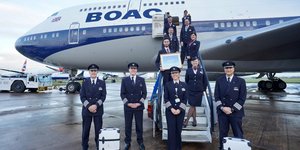 προσωπικό της British Airways με τις βαλίτσες μπροστά από αεροσκάφος