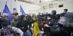 Διαδηλωτές εισβάλουν στο Καπιτώλιο