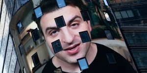 O CEO της Airbnb, Μπράιαν Τσέσκι σε γιγαντοοθόνη έξω από το Χρηματιστήριο της Νέας Υόρκης