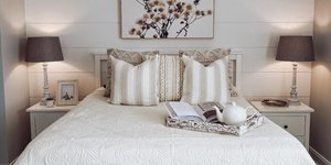 Στρωμένο κρεβάτι με λευκά σεντόνια