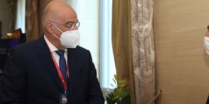 Δένδιας και Τσαβούσογλου με μάσκες