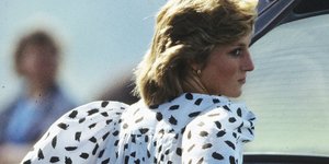 Νταϊάνα με ασπρόμαυρο πουκάμισο