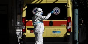 διασωστης πισω απο ασθενοφορο