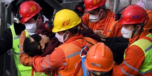 Με δεμένα μάτια ο άνδρας που διασώθηκε έπειτα από 14 ημέρες παγιδευμένος σε ορυχείο της Κίνας