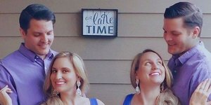 οι δίδυμες αδελφές Ντιν έγκυες ποζάρουν με τους συζύγους τους τα δίδυμα αδέλφια Σάλιερς