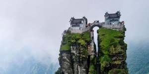 «Δίδυμοι» ναοί στις κορυφές βράχων 2.336 μ. πάνω από τη θάλασσα