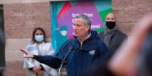 O δήμαρχος της Νέας Υόρκης, Μπιλ ντε Μπλάζιο, με μπουφάν στους δρόμους της πόλης