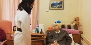 Εμβολιασμοί: Επίσκεψη της Δόμνας Μιχαηλίδου σε Μονάδα Φροντίδας Ηλικιωμένων