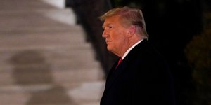Συνοφρυωμένος ο Ντόναλντ Τραμπ έξω από τον Λευκό Οίκο