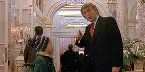 Ο Ντόναλντ Τραμπ με τον Μακόλεϊ Κάλκιν στην ταινία «Μόνος στο Σπίτι»