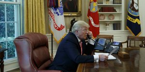 Ο Ντόναλντ Τραμπ στο Οβάλ Γραφείο μιλά στο τηλέφωνο