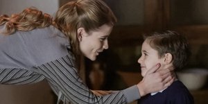 Η Δρόσω με τον μικρό Σέργιο σε σκηνή της σειράς «Άγριες Μέλισσες»