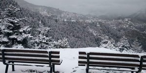 δυο παγκάκια στο χιονι