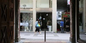 Γυναίκα με μάσκα λόγω κορωνοϊού
