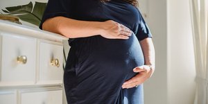 Έγκυος κρατά την κοιλιά της