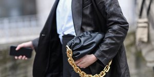 Γυναίκα κρατά τσάντα 