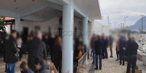 Συνωστισμός έξω από τον ιερό ναό στα Χανιά