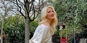 Ελένη Μενεγάκη χαμογελά λευκή μπλούζα