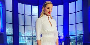 Η Ελεονώρα Μελέτη με λευκό φόρεμα στο πλατό