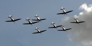 Ελικοφόρα αεροπλάνα στον ουρανό