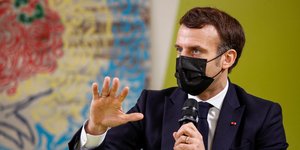 Ο Εμανουέλ Μακρόν μιλά στο μικρόφωνο