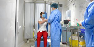Γυναίκα κάνει το εμβόλιο ενάντια στον κορωνοϊό σε νοσοκομείο της Ρουμανίας
