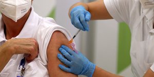 Πολίτης κάνει εμβόλιο ενάντια στον κορωνοϊό στην Αυστρία