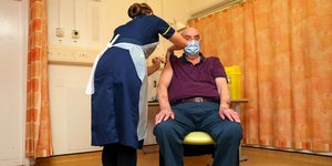 Ο άνθρωπος που εμβολιάστηκε πρώτος με το εμβόλιο της AstraZeneca