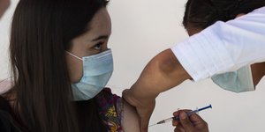 Καθυστερήσεις στον εμβολιασμό σε ΕΕ και ΗΠΑ