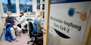 Ανδρας εμβολιάζεται για τον κορωνοϊό στην Γερμανία