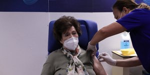 Εμβολιασμός: Ανοίγουν την Παρασκευή τα ραντεβού για τους 80-84 ετών 