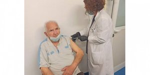 Eμβολιασμός 95χρονου