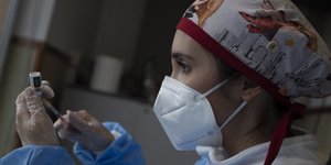 γιατρος εμβολιο μαντιλι καρτουν